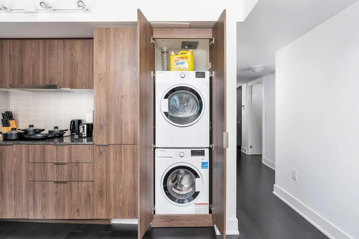 1 Bedroom With Balcony On Bay St Toronto Appartamento