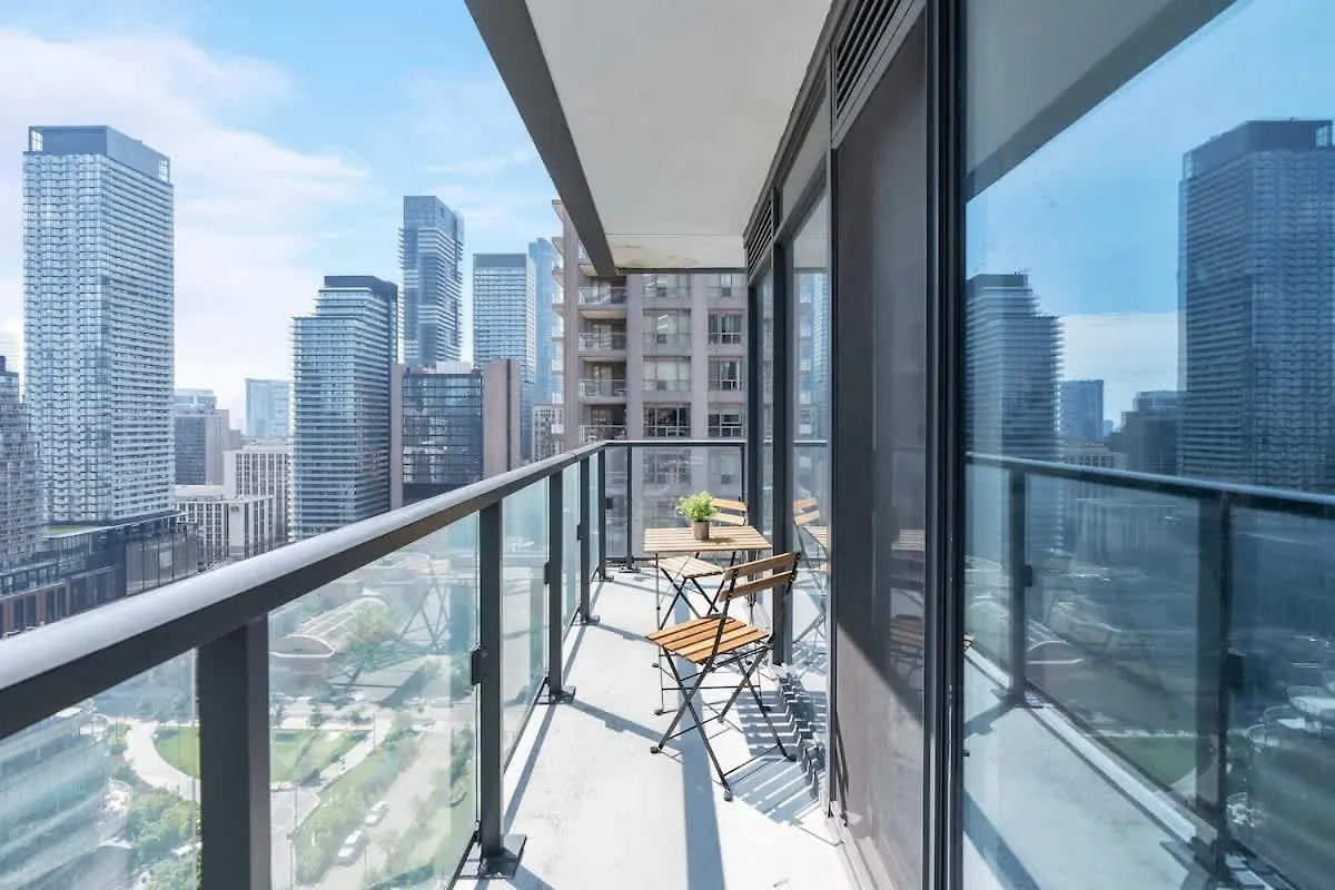 아파트 1 Bedroom With Balcony On Bay St 토론토