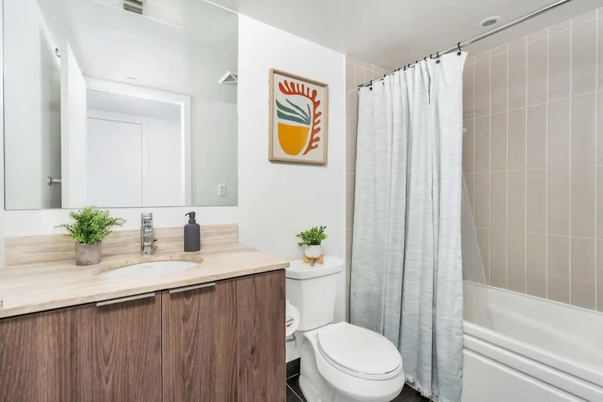 1 Bedroom With Balcony On Bay St 토론토 아파트