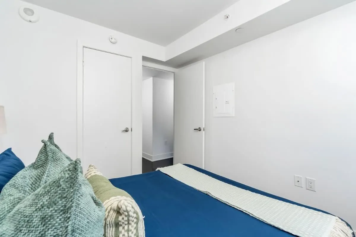 아파트 1 Bedroom With Balcony On Bay St 토론토 캐나다