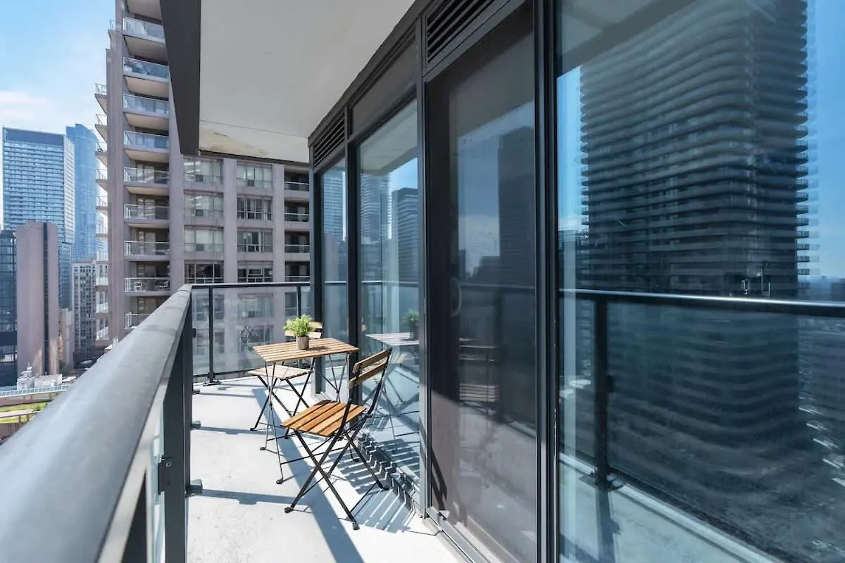 1 Bedroom With Balcony On Bay St 토론토