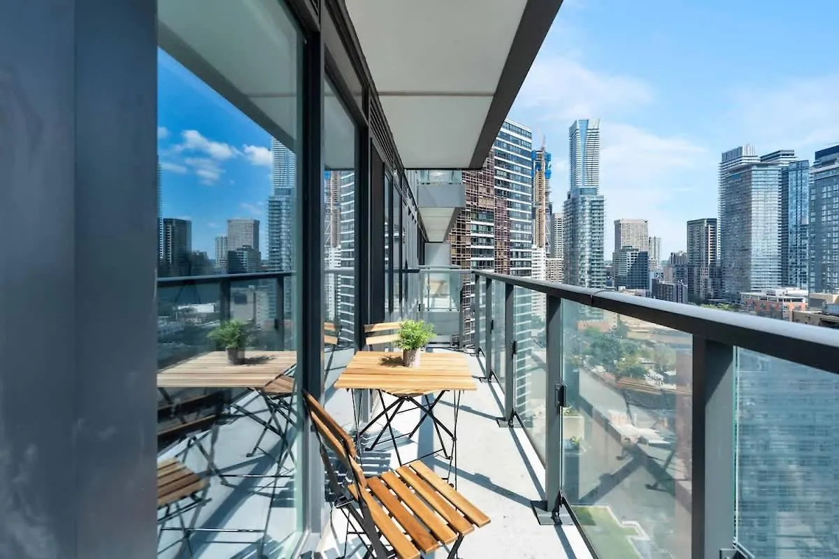 아파트 1 Bedroom With Balcony On Bay St 토론토