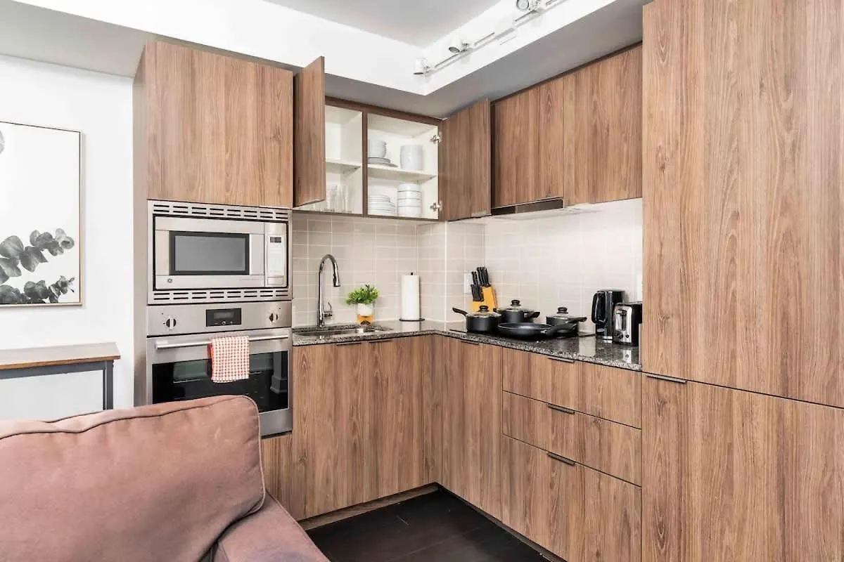 1 Bedroom With Balcony On Bay St 토론토 0*,