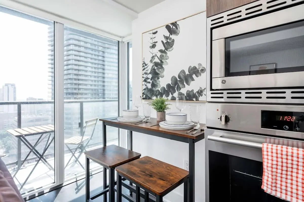 1 Bedroom With Balcony On Bay St 토론토 아파트