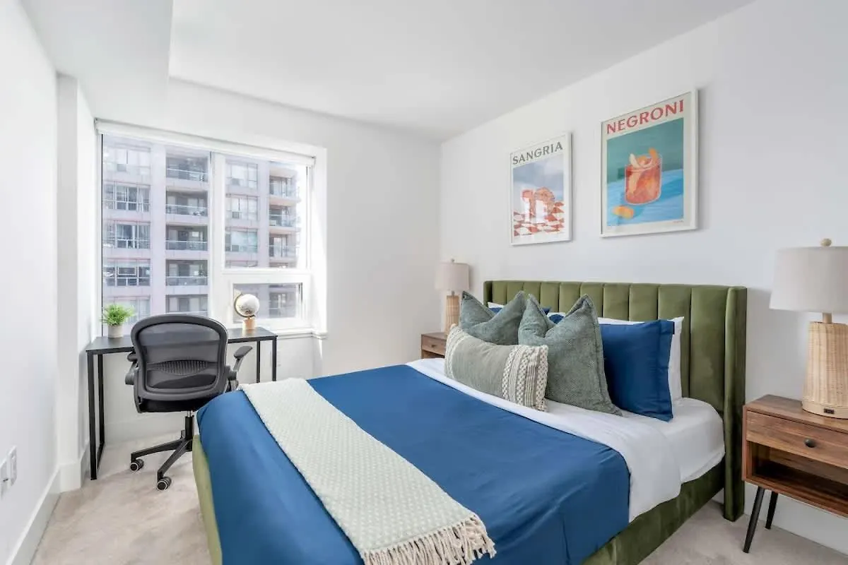 1 Bedroom With Balcony On Bay St 토론토