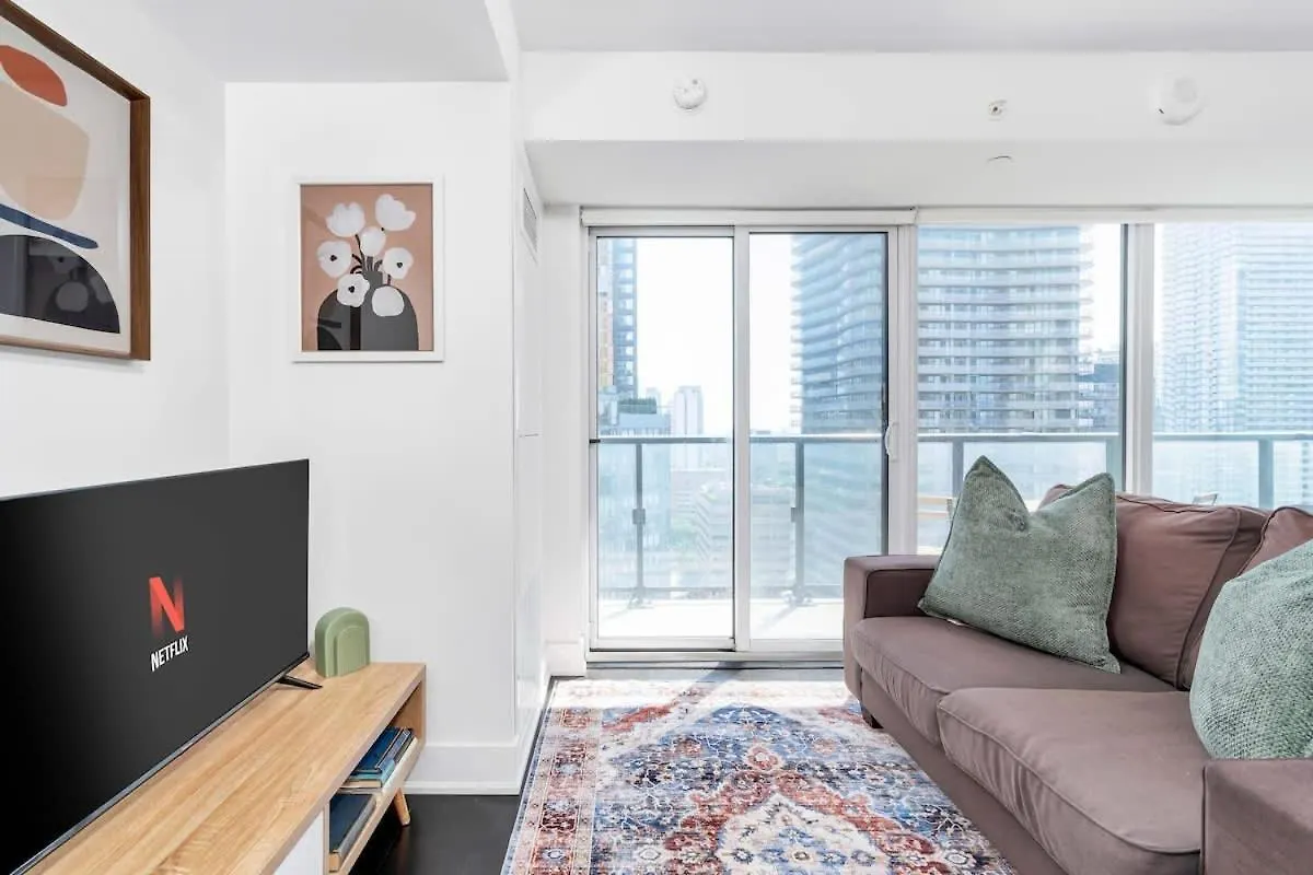 1 Bedroom With Balcony On Bay St 토론토