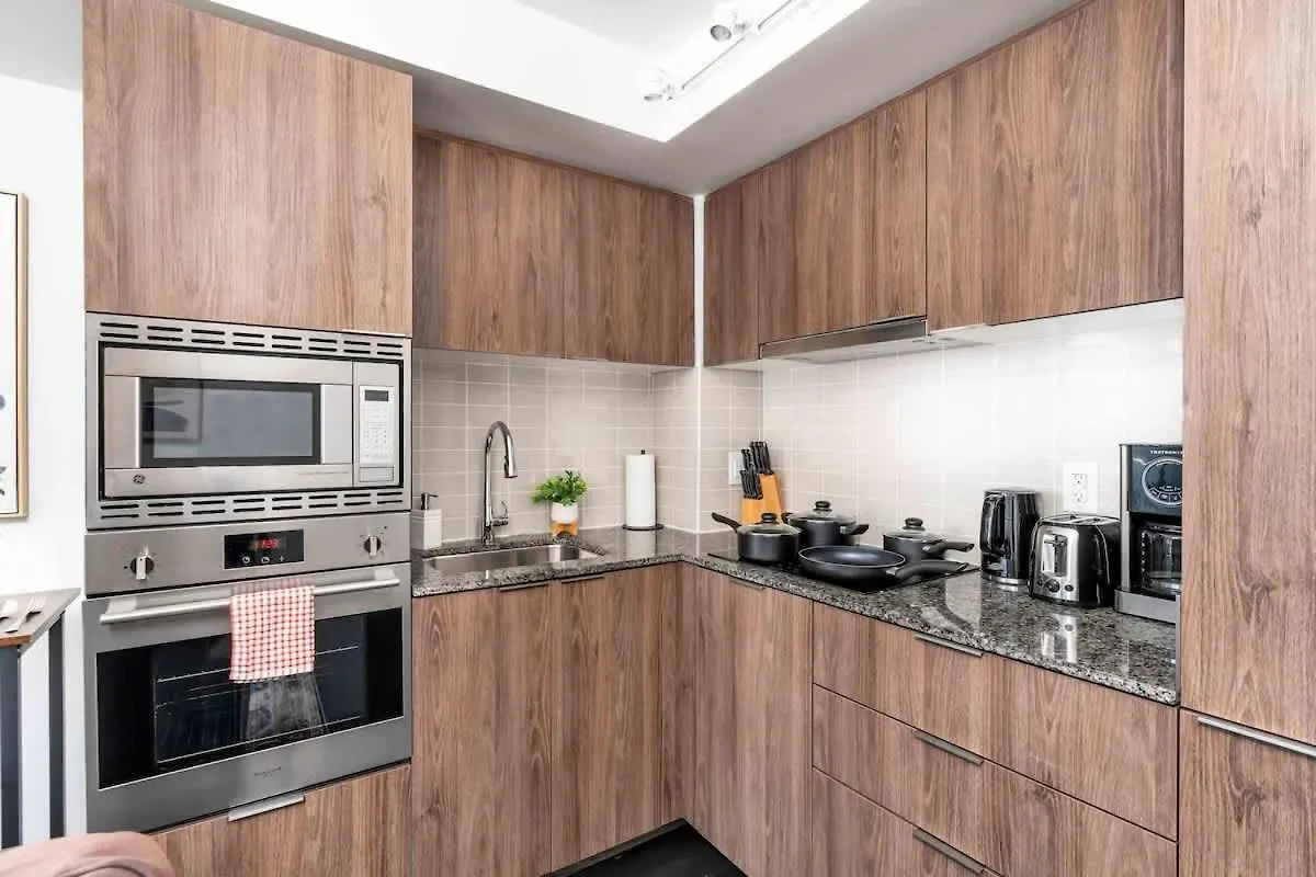 아파트 1 Bedroom With Balcony On Bay St 토론토